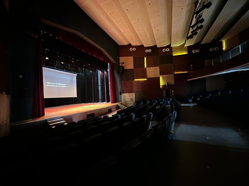 Théâtre Al Hoceima avec balcon et sièges rouges
