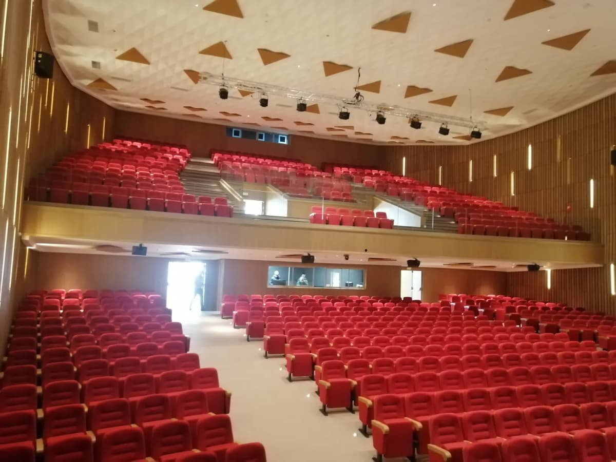 Théâtre Al Mansour à Rabat avec sièges rouges et habillage bois