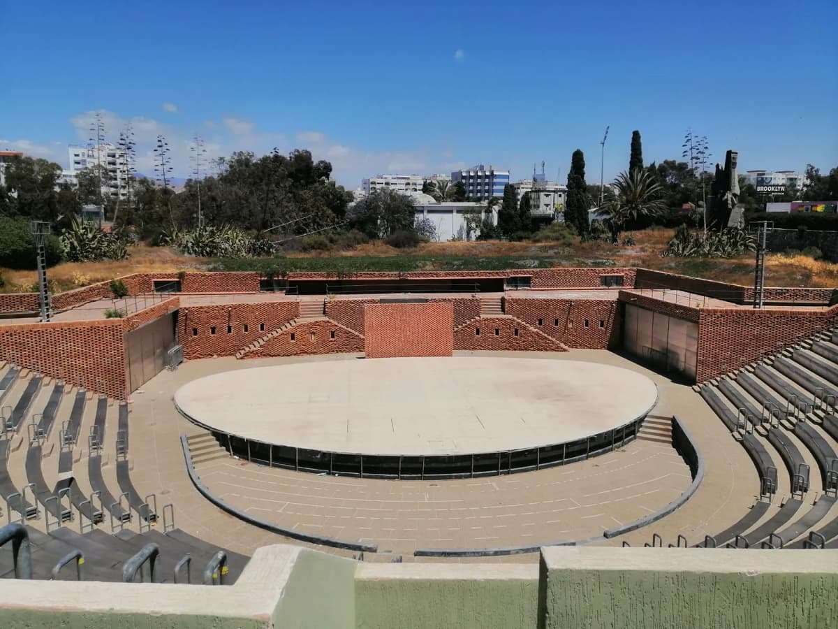 Théâtre de Verdure d'Agadir, scène extérieure en briques
